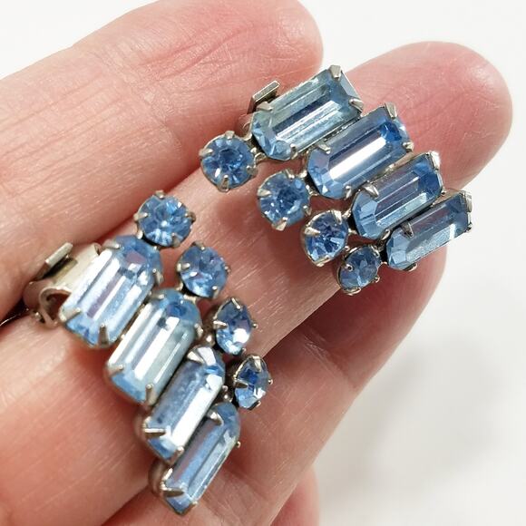 Vintage WEISS Powder Blue Clip Earrings, Silver Tone 1950s Austrian Crystal - Picture 3 of 10